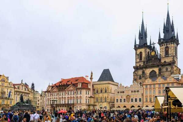 24 Ağustos 2022 Prag, Çek Cumhuriyeti. Şehir manzarası turistlere tanıdık geliyor. Seçici odaklı arkaplan ve metin için alanı kopyala