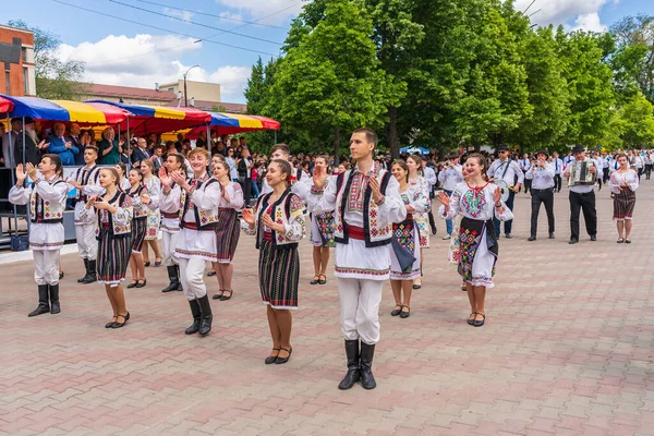 Maja 2022 Beltsy Mołdawia Ludzie Autentycznych Strojach Ludowych Tańczą Ulicach — Zdjęcie stockowe