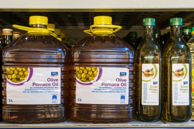 7 Temmuz 2022 Beltsy, Moldova. Resimli editör kullanımı için. Kocaman zeytinyağı şişeleri..