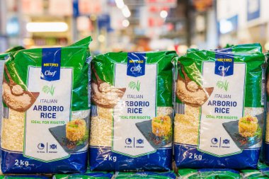 7 Temmuz 2022 Beltsy, Moldova. Resimli editör kullanımı için. Risotto yapmak için pirinç..