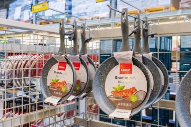 19 Eylül 2022 Beltsy, Moldova. Resimli editör kullanımı için. Kızartma için gri tavalar.