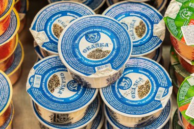 19 Eylül 2022 Beltsy, Moldova. Resimli editör kullanımı için. Paketteki siyah yosun havyarını taklit ettim..