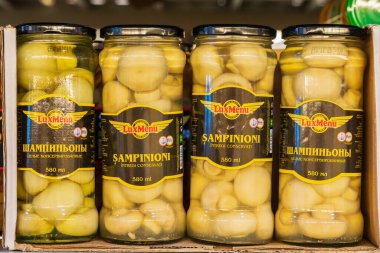 19 Eylül 2022 Beltsy, Moldova. Resimli editör kullanımı için. Tam konserve mantar..