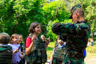 1 Haziran 2022 Balti Moldova. Resimli editör geçmişi. Güvenlik eğitiminde çocukların olduğu askeri sınıflar