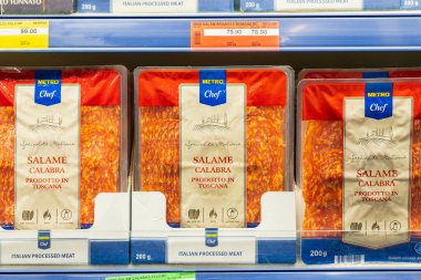 7 Temmuz 2022 Beltsy, Moldova. Resimli editör kullanımı için. Dilimlenmiş salam sosisi.