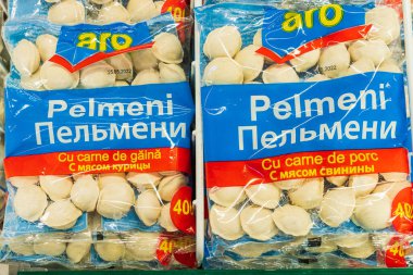 7 Temmuz 2022 Beltsy, Moldova. Resimli editör kullanımı için. Pelmeni bir paket içinde.