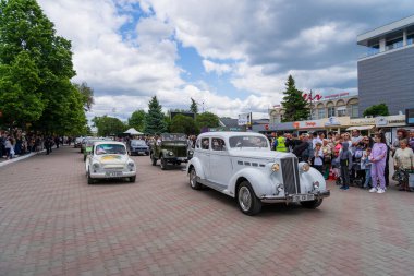 22 Mayıs 2022 Beltsy, Moldova. İllüstrasyon başyazısı. Geçit töreninde Retro arabalar.