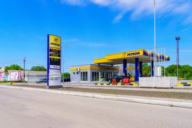 3 Haziran 2022 Balti Moldova. Benzin istasyonu. İllüstrasyon başyazısı. Haber arkaplanı