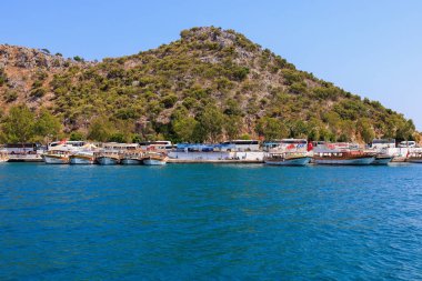 10 Ağustos 2022 Demre, Antalya ili, Türkiye. Akdeniz kıyısındaki yatlar. Metin için kopyalama alanı olan arkaplan