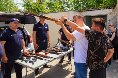 25 Mayıs 2022 Balti Moldova. Resimli editör geçmişi. Polis okul çocuklarıyla güvenlik eğitimi yürütüyor.