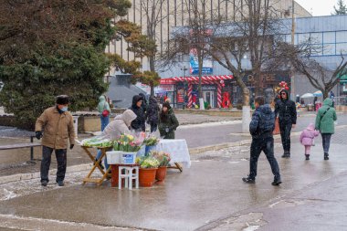 8 Mart 2022 Beltsy, Moldova. Uluslararası Kadınlar Günü 'nde şehir fuarında sokak çiçeği ticareti. İllüstrasyon Editörü.