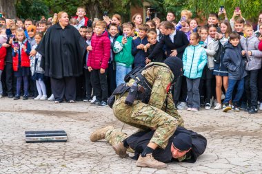 23 Eylül 2022 Balti Moldova. Resimli editör geçmişi. SWAT güvenlik tatbikatlarında yeteneklerini sergiliyor