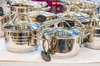 19 Eylül 2022 Beltsy, Moldova. Resimli editör kullanımı için. Kapaklı paslanmaz çelik kaplar..