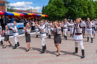 22 Mayıs 2022 Beltsy, Moldova. Otantik halk kostümlü insanlar şehrin sokaklarında dans ediyorlar. İllüstrasyon Editörü.