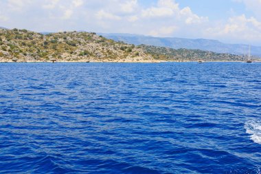 10 Ağustos 2022 Demre, Antalya ili, Türkiye. Akdeniz kıyısındaki yatlar. Metin için kopyalama alanı olan arkaplan
