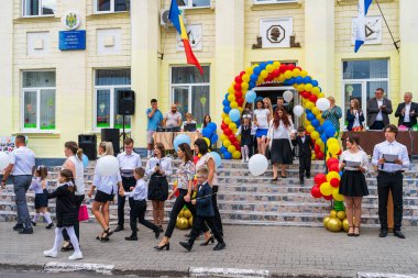 1 Eylül 2022 Balti Moldova. İlk çana adanmış okul çocukları hatta. İllüstrasyon başyazısı. Arkaplan