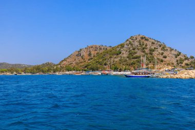 10 Ağustos 2022 Demre, Antalya ili, Türkiye. Akdeniz kıyısındaki yatlar. Metin için kopyalama alanı olan arkaplan