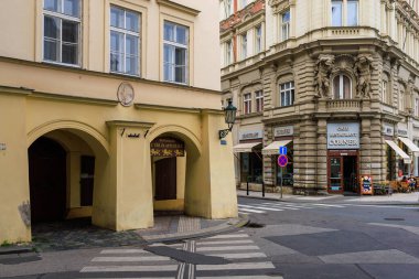 25 Ağustos 2022 Prag, Çek Cumhuriyeti. Eski Prag şehrinin sokak manzarası. Metin için kopyalama alanı olan arkaplan.