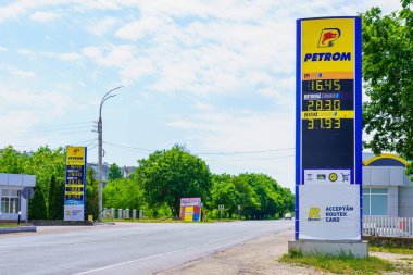 3 Haziran 2022 Balti Moldova. Benzin istasyonu. İllüstrasyon başyazısı. Haber arkaplanı