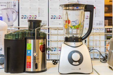 19 Eylül 2022 Beltsy, Moldova. Resimli editör kullanımı için. Kokteyller için elektrik karıştırıcı.