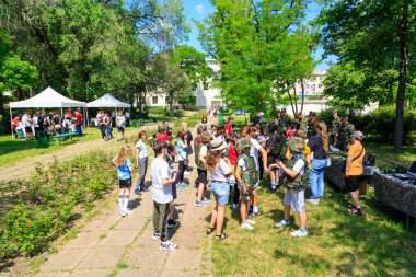 1 Haziran 2022 Balti Moldova. Resimli editör geçmişi. Güvenlik eğitiminde çocukların olduğu askeri sınıflar