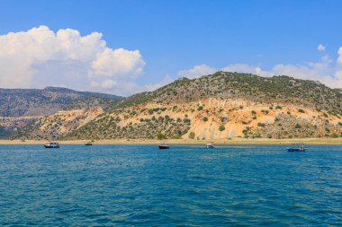 10 Ağustos 2022 Demre, Antalya ili, Türkiye. Akdeniz kıyısındaki yatlar. Metin için kopyalama alanı olan arkaplan