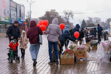 8 Mart 2022 Beltsy, Moldova. Uluslararası Kadınlar Günü 'nde şehir fuarında sokak çiçeği ticareti. İllüstrasyon Editörü.