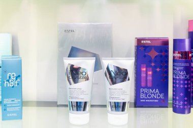 10 Aralık 2022 Balti Moldova. Güzellik salonunda saç bakımı kozmetiği. Resimli editör arkaplanı