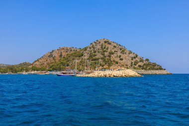 10 Ağustos 2022 Demre, Antalya ili, Türkiye. Akdeniz kıyısındaki yatlar. Metin için kopyalama alanı olan arkaplan