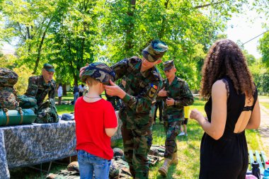 1 Haziran 2022 Balti Moldova. Resimli editör geçmişi. Güvenlik eğitiminde çocukların olduğu askeri sınıflar