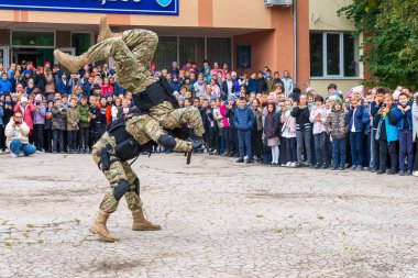 23 Eylül 2022 Balti Moldova. Resimli editör geçmişi. SWAT güvenlik tatbikatlarında yeteneklerini sergiliyor