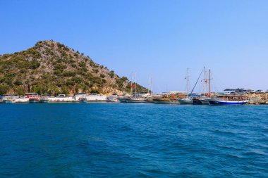 10 Ağustos 2022 Demre, Antalya ili, Türkiye. Akdeniz kıyısındaki yatlar. Metin için kopyalama alanı olan arkaplan