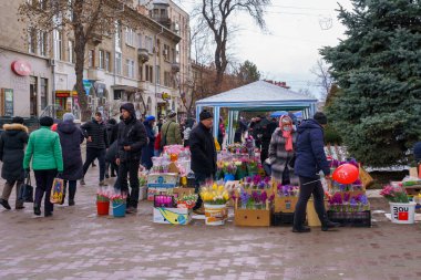 8 Mart 2022 Beltsy, Moldova. Uluslararası Kadınlar Günü 'nde şehir fuarında sokak çiçeği ticareti. İllüstrasyon Editörü.