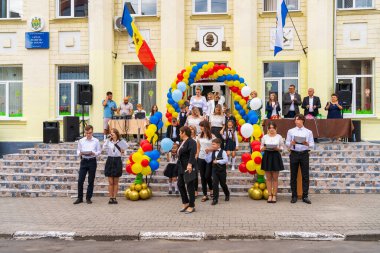 1 Eylül 2022 Balti Moldova. İlk çana adanmış okul çocukları hatta. İllüstrasyon başyazısı. Arkaplan