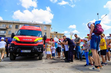 1 Haziran 2022 Balti Moldova. Resimli editör geçmişi. İtfaiyeciler çocuklara yangın musluğunu nasıl kullanacaklarını gösteriyor..