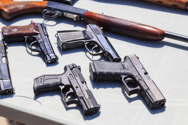 25 Mayıs 2022 Balti Moldova. Resimli editör geçmişi. Bir güvenlik eğitiminde polise silah gösterimi.