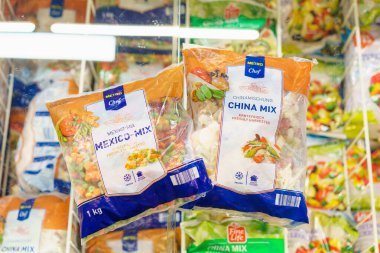 2 Şubat 2023 Beltsy, Moldova. Resimli editör kullanımı için. Donmuş Meksika ve Çin karışımı pakette..