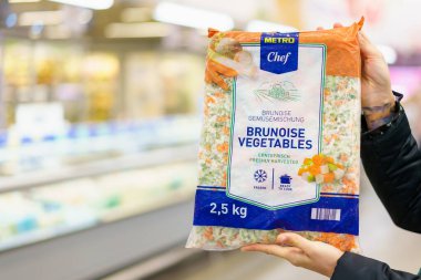 2 Şubat 2023 Beltsy, Moldova. Resimli editör kullanımı için. Donmuş Brunoise sebzeleri bir pakette..