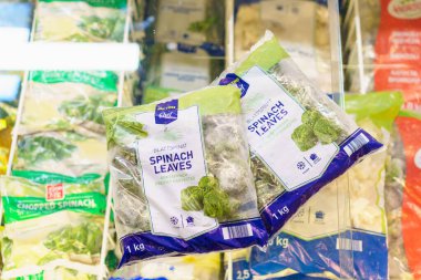 Donmuş ıspanak yaprakları pakette. 2 Şubat 2023 Beltsy, Moldova. Resimli editoryal kullanım için.