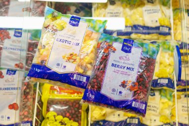 Donmuş egzotik karışım ve dut karışımı bir pakette. 2 Şubat 2023 Beltsy, Moldova. Resimli editoryal kullanım için.