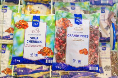 Donmuş ekşi kiraz ve kızılcık bir pakette. 2 Şubat 2023 Beltsy, Moldova. Resimli editoryal kullanım için.