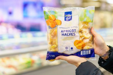 Donmuş kayısı bir paketin içinde. 2 Şubat 2023 Beltsy, Moldova. Resimli editoryal kullanım için.