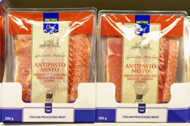 Marketin buzdolabında içinde salam olan paketler. 9 Mart 2023 Beltsy, Moldova. Resimli editoryal kullanım için.