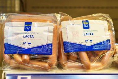 Marketin buzdolabında sosisliler için bir paket sosis. 9 Mart 2023 Beltsy, Moldova. Resimli editoryal kullanım için.