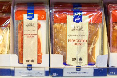 Market buzdolabında bir paket jambonlu sandviç. 9 Mart 2023 Beltsy, Moldova. Resimli editoryal kullanım için.