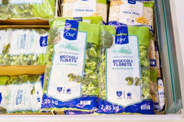 Donmuş brokoli çiçekleri bir paketin içinde. 2 Şubat 2023 Beltsy, Moldova. Resimli editoryal kullanım için.