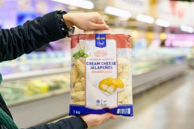 Donmuş krem peynirli jalapenoları bir pakette. 2 Şubat 2023 Beltsy, Moldova. Resimli editoryal kullanım için.