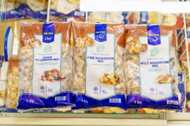 2 Şubat 2023 Beltsy, Moldova. Resimli editör kullanımı için. Donmuş Asyalı, iyi ve yaban mantarı karışımı bir paket.