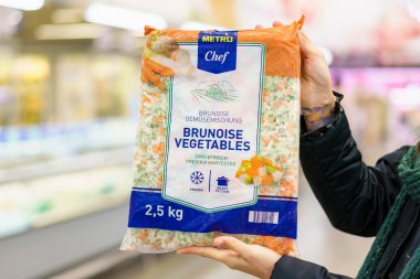 2 Şubat 2023 Beltsy, Moldova. Resimli editör kullanımı için. Donmuş Brunoise sebzeleri bir pakette..