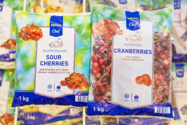 Donmuş ekşi kiraz ve kızılcık bir pakette. 2 Şubat 2023 Beltsy, Moldova. Resimli editoryal kullanım için.